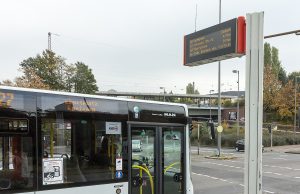 Deutsche Bahn aile biletini kalıcı hale getiriyor: Gidiş-dönüş 99,99 avro Köln'de bir KVB otobüsü ve duraktaki yolcu bilgilendirme ekranı