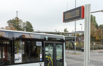 Deutsche Bahn aile biletini kalıcı hale getiriyor: Gidiş-dönüş 99,99 avro Köln'de bir KVB otobüsü ve duraktaki yolcu bilgilendirme ekranı