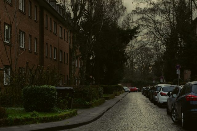 Köln'de parklanma denetimi Köln'de cadde üzerinde park halindeki araçlar