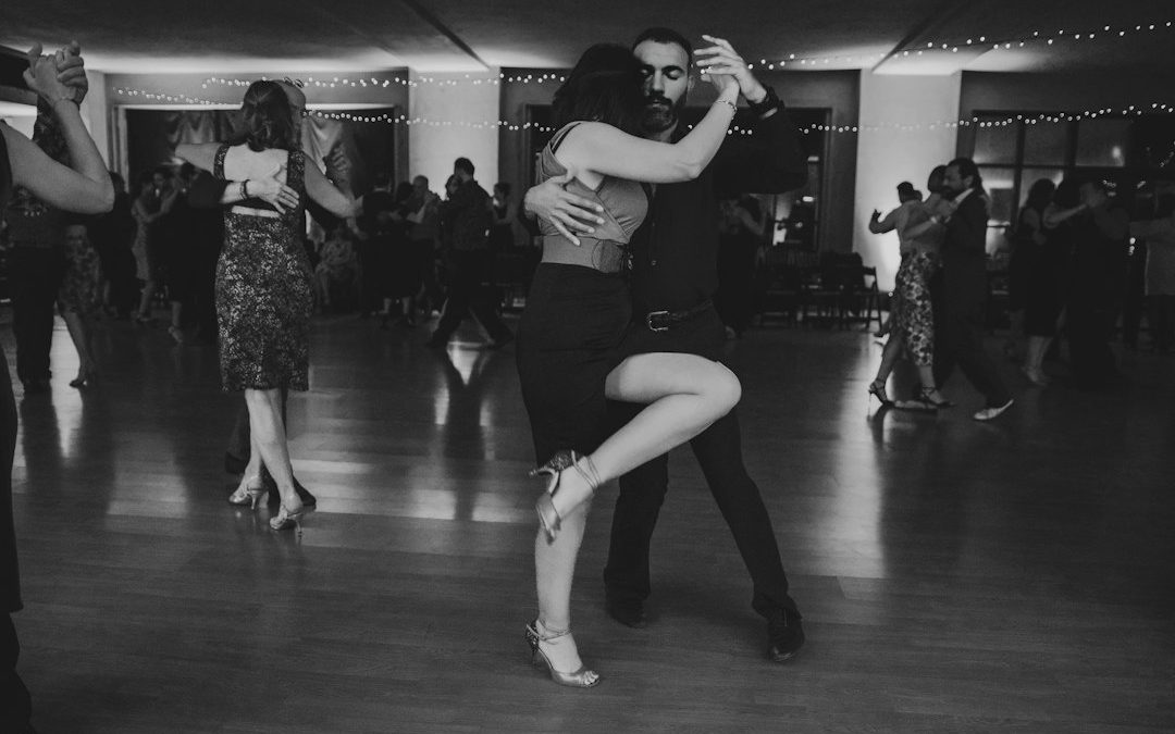 Bal salonunda tango yapan bir dans çifti