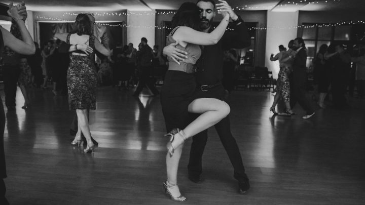 Bal salonunda tango yapan bir dans çifti