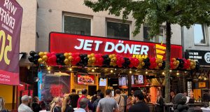 Bochum’da Jet Döner açılışına yoğun ilgi Bochum'da açılışı yapılan Jet Döner işletmesi ve açılışa katılan vatandaşlar