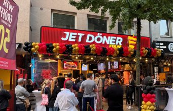 Bochum’da Jet Döner açılışına yoğun ilgi Bochum'da açılışı yapılan Jet Döner işletmesi ve açılışa katılan vatandaşlar