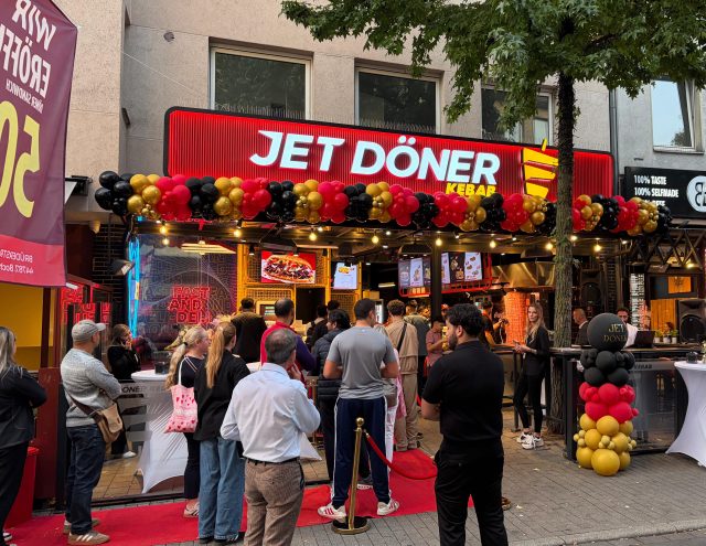 Bochum Jet Döner açılışı Bochum'da açılışı yapılan Jet Döner işletmesi ve açılışa katılan vatandaşlar