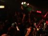 Londra’da siyahi ve Güney Asyalı müzik etkinlikleri için ayrımcılık uyarısı Konserde sahneye doğru ellerini kaldıran izleyiciler