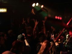Londra’da siyahi ve Güney Asyalı müzik etkinlikleri için ayrımcılık uyarısı Konserde sahneye doğru ellerini kaldıran izleyiciler