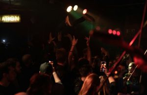 Londra’da siyahi ve Güney Asyalı müzik etkinlikleri için ayrımcılık uyarısı Konserde sahneye doğru ellerini kaldıran izleyiciler