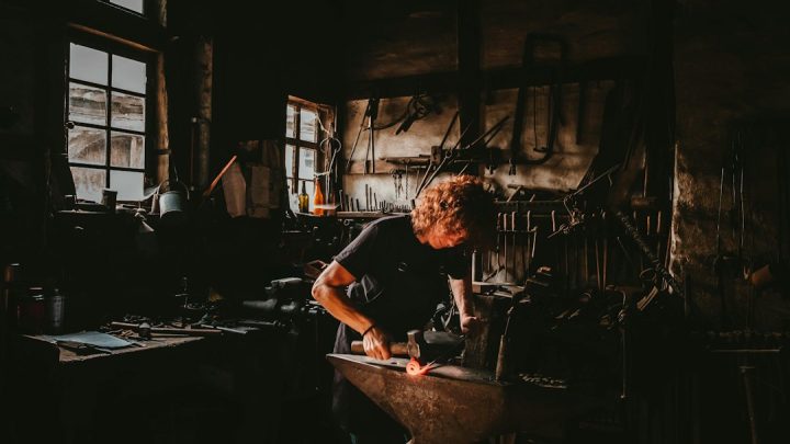 Metal işçiliği yapan zanaatkâr; geçmiş kuşakların fiziksel çalışma koşullarını simgeleyen temsili görsel
