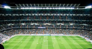 Vinicius’un saç çekme hareketi gündem oldu: Kırmızı kart sonrası özür diledi Futbol sahası ve tribünler; haberle doğrudan ilişkili olmayan temsili görsel