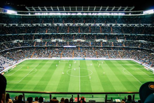 Vinicius’un saç çekme hareketi gündem oldu: Kırmızı kart sonrası özür diledi Futbol sahası ve tribünler; haberle doğrudan ilişkili olmayan temsili görsel