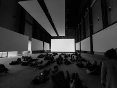Londra’da Afrika sinemasına yeni merkez: EbonyLife Place açıldı Menschen in einem Kulturraum als temsili görsel für Kunst, Film und Kultur