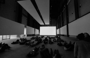 Londra’da Afrika sinemasına yeni merkez: EbonyLife Place açıldı Menschen in einem Kulturraum als temsili görsel für Kunst, Film und Kultur