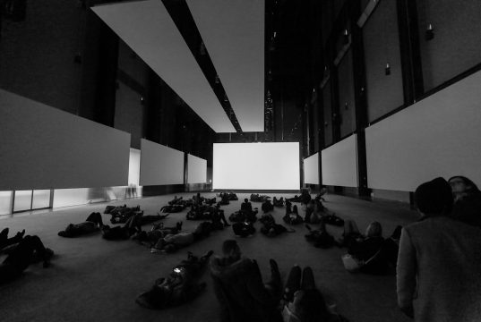 Londra’da Afrika sinemasına yeni merkez: EbonyLife Place açıldı Menschen in einem Kulturraum als temsili görsel für Kunst, Film und Kultur