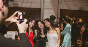 George ve Amal Clooney’nin gala gecesi Londra’da yıldızları buluşturdu Siyah kravatlı davetlilerin katıldığı bir gala ortamı; temsili görsel