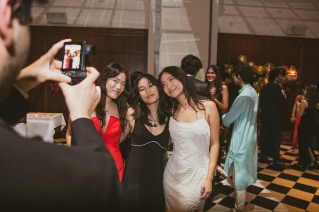 Londra'da gala gecesi için temsili görsel Siyah kravatlı davetlilerin katıldığı bir gala ortamı; temsili görsel