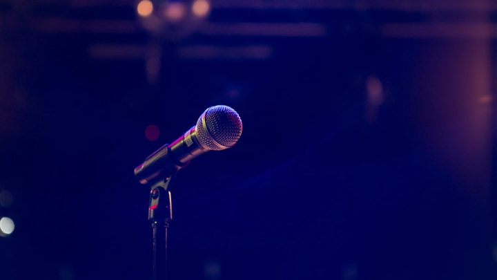Canlı müzik sahnesinde mikrofon ve sahne ışıkları