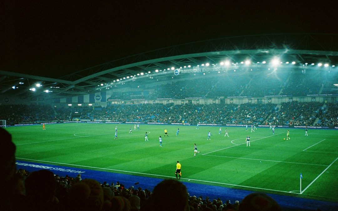 Futbol karşılaşması sırasında tribünleri dolu bir stadyum