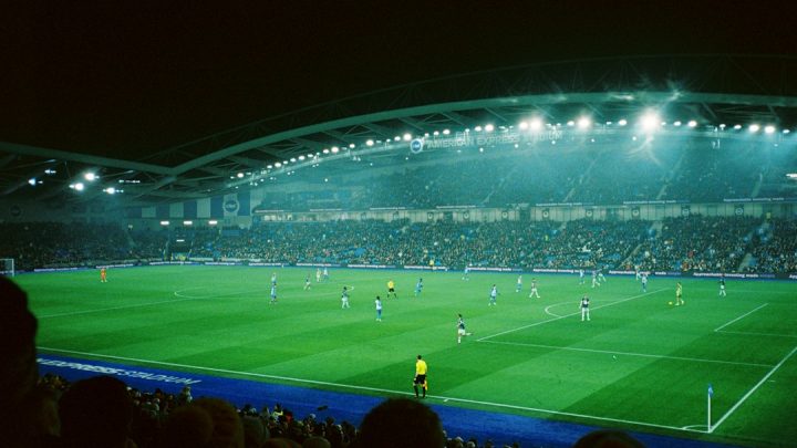 Futbol karşılaşması sırasında tribünleri dolu bir stadyum
