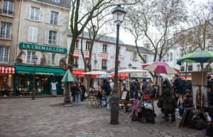 Paris’in 1615’ten kalma tarihi kapalı pazarı yangında ağır hasar gördü Marktstände in Paris; Symbolbild, nicht der Marché des Enfants Rouges.