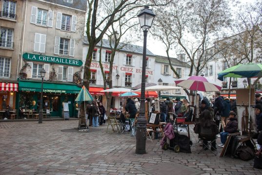 Paris’in 1615’ten kalma tarihi kapalı pazarı yangında ağır hasar gördü Marktstände in Paris; Symbolbild, nicht der Marché des Enfants Rouges.