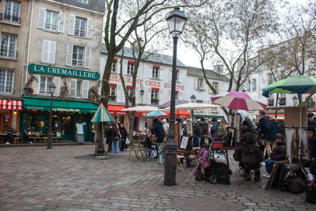 Überdachter Markt in Paris – Symbolbild Marktstände in Paris; Symbolbild, nicht der Marché des Enfants Rouges.