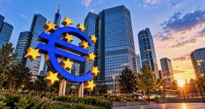 AB sermaye piyasalarında ortak denetim planını daralttı Euro sembolü ve Avrupa kentini gösteren temsili görsel